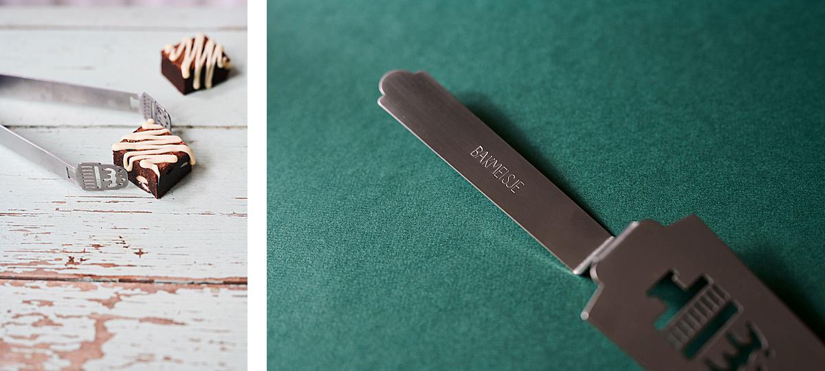 Links zie je de bakmeisje-koekjestang en elk product is gegraveerd
