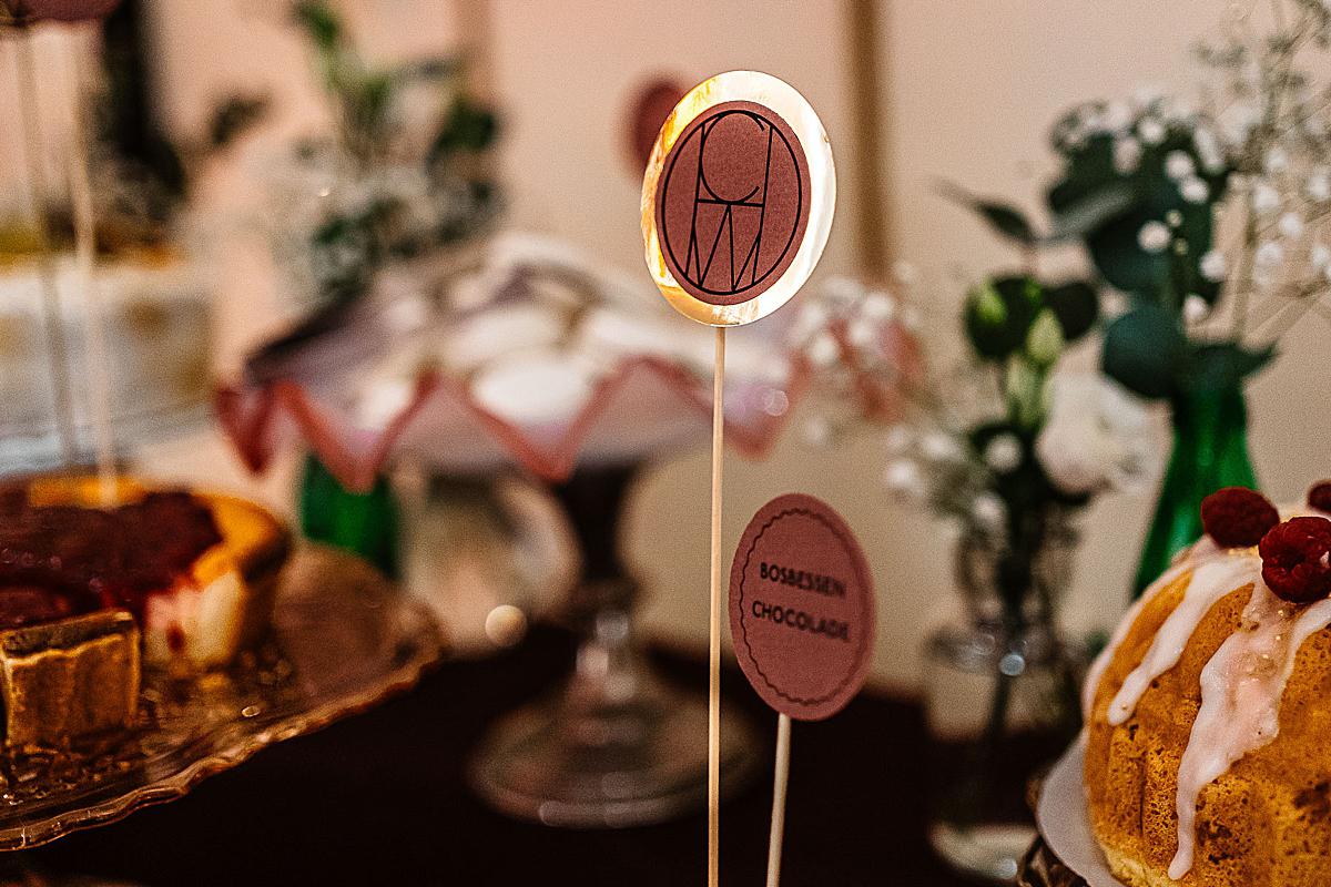 Zie hier het detail van het logo in de taarttopper