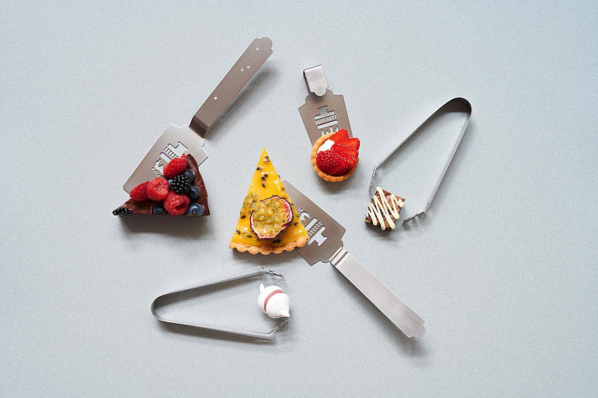 De serie bestaat uit 2 grote taartscheppen (met en zonder gaatjespatroon), 1 kleine taartschep en 2 verschillende koekjestangen