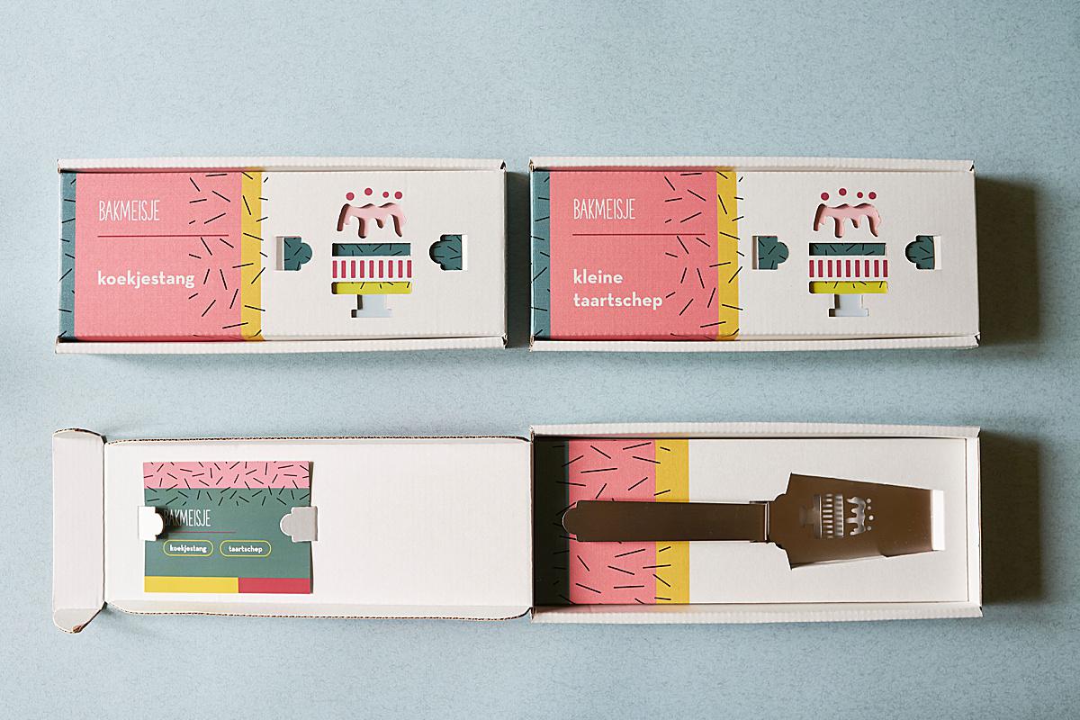 Elke taartschep en koekjestang wordt feestelijk verpakt in een mooi doosje, dat ook nog eens door brievenbus kan.
